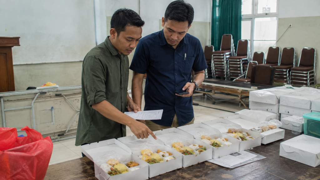 Panitia memilih catering nasi kotak untuk acara di Surabaya