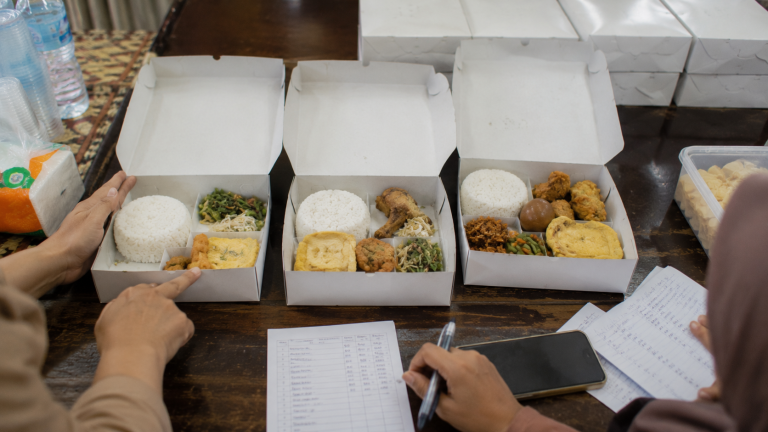Perbandingan pilihan harga dan isi nasi kotak di Surabaya