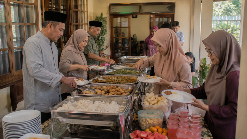 Menu prasmanan sederhana untuk acara keluarga di Surabaya