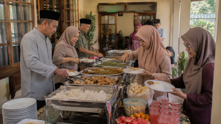 Menu prasmanan sederhana untuk acara keluarga di Surabaya