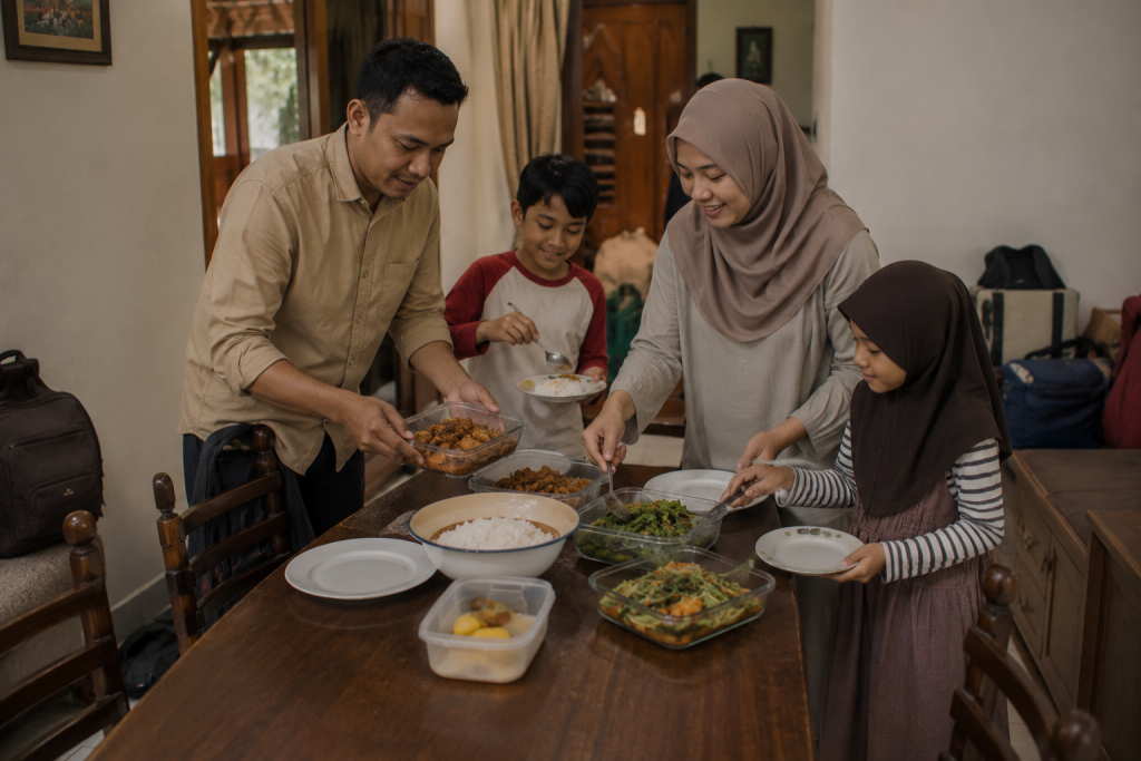 Keluarga sibuk menikmati catering harian rumahan di Surabaya