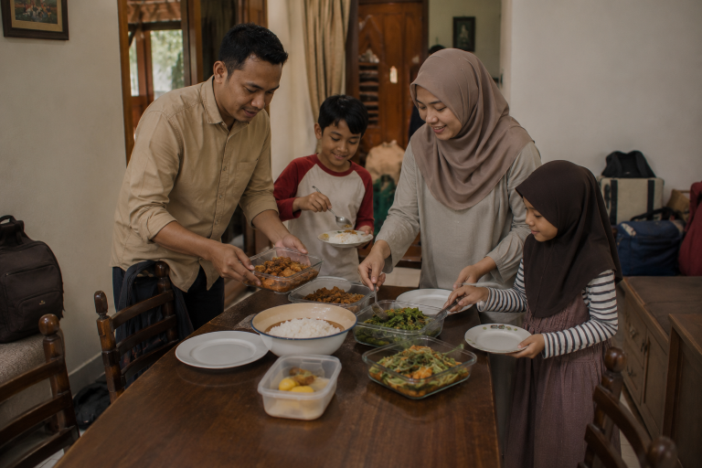 Keluarga sibuk menikmati catering harian rumahan di Surabaya