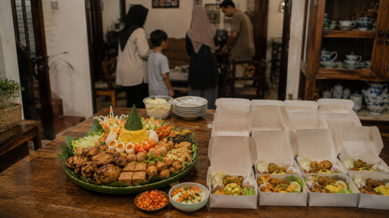 Perbandingan tumpeng dan nasi kotak untuk acara syukuran keluarga